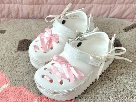 Shoes Customization, Croc Aesthetic, Crocs Diy, Doctor Shoes, Crocs Aesthetic, Crocs Platform, Styling Crocs, Croc Jibbitz, Crocs Fashion