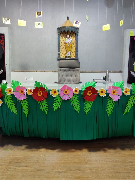 School Stage Decorations, Annual Day Stage Decoration School, Back Stage Decoration, School Annual Function Decoration Ideas, Annual Function Stage Decoration, Stage Flowers, Farewell Party Decorations, Soft Board Decoration, Corridor Decoration