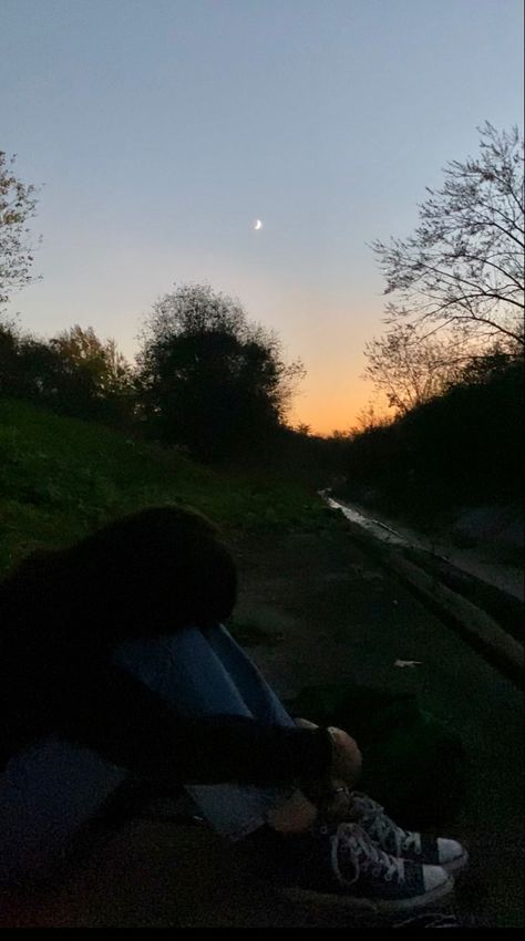 Growing Up Aesthetic Pictures, Looking At Stars Aesthetic, Looking At The Moon Aesthetic, Stargazing Pictures, Moon Friend Aesthetic, Looking At The Stars Aesthetic, Duster Aesthetic, Dump Pictures Aesthetic, Zoning Out