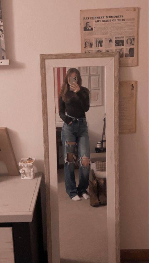 country outfit. mom jeans. Black Shirt Light Blue Jeans Outfit, Black Shirt And Blue Jeans Outfit, Shirt And Jeans Women, Light Blue Jeans Outfit, Blue Jean Outfits, Jeans Outfit Women, Dark Blue Jeans, Light Blue Jeans, Jean Outfits