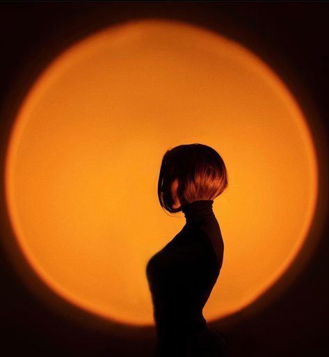 Orange Light Portrait, Yellow Aesthetic Photoshoot, Dark Light Photoshoot, Red Spotlight Photoshoot, Orange Light Photography, Orange Light Photoshoot, Shadow Poses Photo Ideas, Mood And Atmosphere Photography, Low Light Photography Ideas