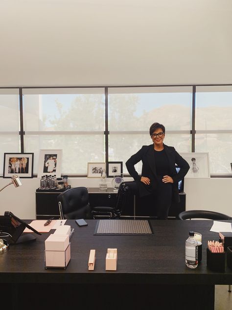 Kris Jenner Bedroom, Kris Jenner Office, Kylie Jenner House, Kylie Kardashian, Business Office Design, Small Office Design Interior, Kardashian Home, Jenner House, Small Office Design