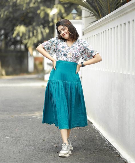 Latest summer outfit pattern Cute Summer Outfit, Churidar Designs, Outfits Woman, Girls Frock Design, Summer Outfit Ideas, Designer Outfits, Frock Design, Indian Fashion Dresses, Cute Summer Outfits