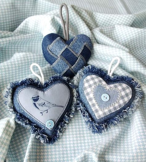 Recycled Jeans Bag, Denim Bag Patterns, Denim Crafts Diy, Knitted Toys Free Patterns, Diy Sewing Gifts, Easy Diy Decor, Blue Jeans Crafts, Quilted Ornaments, Pinterest Diy Crafts