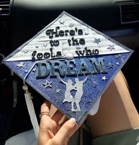 La La Land themed Graduation Cap College Graduation Signs, College Grad Cap Ideas, Graduation Cap Decoration Diy, High School Graduation Cap, College Graduation Cap Decoration, Grad Hat, Grad Cap Designs, Diy Graduation Cap, Graduation Signs