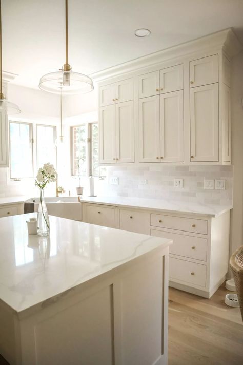 It does not matter whether you want an all-white kitchen or simply white cabinets. White Dove is one of the best white paint colors for the job, even if you have white appliances. Off White Kitchen Cabinets, New Cabinets, Off White Kitchens, Diy Organizer, Beige Kitchen, White Dove, White Kitchen Design, Kitchen Cabinet Colors, Kitchen Room Design