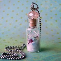 how to: miniature bottle charm Mermaid Jewellery, Diy Statement Necklace, Jewelry Making Instructions, Vial Necklace, Diy Jewelry Projects, Easy Jewelry, Bottle Jewelry, Bottle Charms, Jewelry Organizer Diy