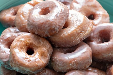 Sometimes you just want a donut! Am I right? So naturally we were on a quest to create an awesome glazed, yeast dough, krispy kreme-ish vegan donut. Once again aquafaba comes to the rescue as the perfect light egg replacer. These donuts are just about perfection in our opinion, and easier than you might think to make at home! Vegan Glazed Donut Recipe, 86 Eats, Baby Flight, Vegan Donut Recipe, Egg Substitutes, Vegetarian Brunch, Vegan Doughnuts, Candy Cupcakes, Yeast Donuts