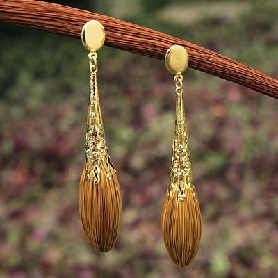 Golden grass and gold plate dangle earrings, 'Promises'. Shop from #UNICEFMarket and help save the lives of children around the world. Golden Grass Jewelry, Fiber Earrings, Earrings Dangle Simple, Buy Gold, Simple Earrings, Jewelry Packaging, Jewelry Gift Box, Gold Plated Jewelry, Jewelry Plate