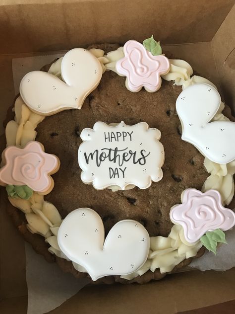 Mothers Day Cookie Cake Ideas, Cookie Arrangements, Mothers Day Desserts, Choco Chip Cookies, Giant Chocolate Chip Cookie, Cookies Decoradas, Chocolate Cake Cookies, Chocolate Chip Cookie Cake, Cookie Cakes