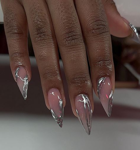 dinadidit_ on ig Line Mirror, Short Nails Gel, Nails Mirror, Acrylic Nails Short, Rave Nails, Silver Nail Designs, Nails Gel Nails, Chrome Nails Designs, Nails Stiletto