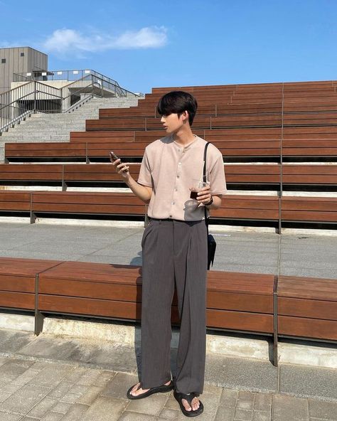 Minimalist Summer Outfits, Asian Men Fashion, Shirt Outfit Men, Minimalist Fashion Men, Diy Sneakers, Pants Outfit Men, Trendy Boy Outfits, Men Stylish Dress, Mens Outfit Inspiration