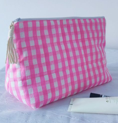 This roomy and easy to make make-up bag will have you sewing one for everyone you know! I love that it has a flat bottom, zipper top and then widens at the bottom so it will stand with ease. It is also quilted and will offer added protection for all those breakables.It's a perfect size to take away for the weekend or even longer trips...it can hold it all! Watch the full tutorial on YouTube. These are the materials needed. Pin the outer fabric to wadding and then sew on the wa… Quilted Makeup Bag Tutorial, Makeup Bag Tutorials, Cosmetic Bag Pattern, Diy Makeup Bag, Homemade Makeup, Bags Tutorial, Makeup Bags, Diy Makeup, Zipper Top