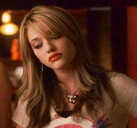 Kay Denning, 2 Broke Girl, The House Bunny, House Bunny, 2010s Aesthetic, 90s 2000s Fashion, Kat Dennings, Imperfection Is Beauty, Side Bangs