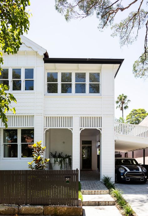 Be inspired to freshen up your facade with these 33 homes that boast a sleek aesthetic thanks to their all-white exterior. Wallpaper Backgrounds Home, Renovated Victorian House, Antique White Usa, Weatherboard House, White Exterior Houses, Decor Paintings, Ceiling Treatments, House Landscaping, Front House