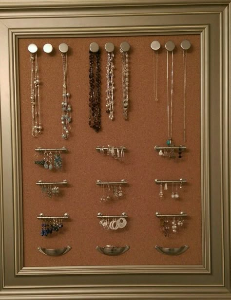 Pin Board Jewelry Organizer, Corkboard Jewelry Organizer, Jewelry Cork Board, Cork Board Jewelry Organizer Diy, Porta Colares Ideas, Diy Jewelry Organizer Wall, Jewerly Organizer Ideas, Cork Board Jewelry Organizer, Homemade Jewerly