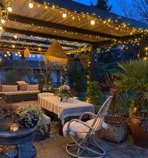 pergola, outdoor living, garden, garden lighting, festoon lighting, garden inspiration Festoon Lighting Garden, Design Per Patio, Fairy Lights Garden, Modern Patio Design, Festoon Lights, Fairy Lights Decor, Pergola Lighting, Back Garden Design, Modern Patio