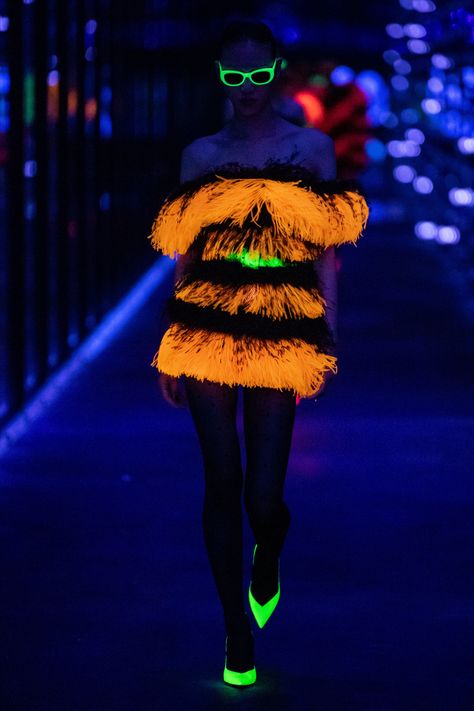 Saint Laurent Store, Neon Fashion, Smart Outfit, Anthony Vaccarello, Futuristic Fashion, Mini Robes, Saint Laurent Paris, Tech Fashion, Fashion Show Collection