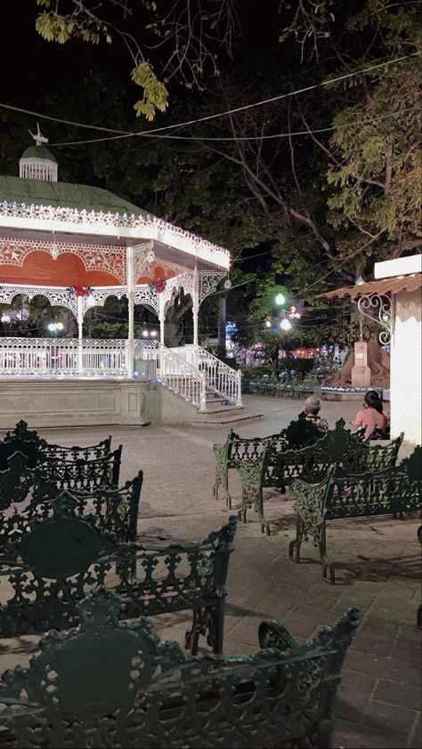 Kiosko de la capital chiapaneca, ubicado en el parque de la marimba, lugar en donde los locales llegan a bailar y convivir con sus seres queridos Rancho Life, Mexico Pictures, Mexico Food, Mexico Culture, Mexico Flag, Mexican Girl, Mexico Vacation, Photo Editing Tricks, Mexican Culture