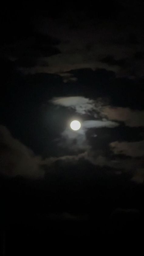 Real Moon Pictures Photography Night, Full Moon Aesthetic, Photography Night Sky, Full Moon Images, Full Moon Pictures, Full Blue Moon, Night Sky Moon, Aesthetic Moon, Night Clouds