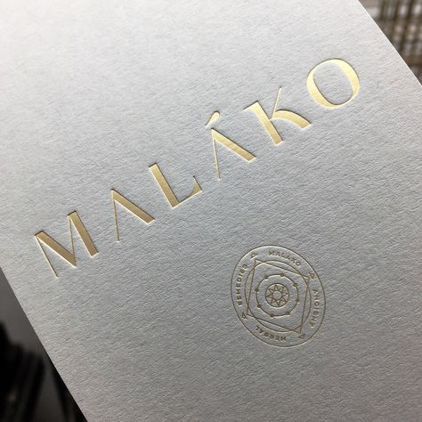 Colorplan Papers, Typographie Logo, Colorplan Paper, Logo Portfolio, Thick Business Cards, Foil Business Cards, Logo Minimalista, Gold Foil Logo, Design Circle