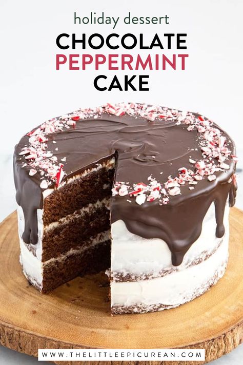 chocolate peppermint cake on a wooden platter Christmas Cakes Flavours, Dark Chocolate Peppermint Cake, Peppermint Fudge Cake, Peppermint Christmas Cake, Peppermint Cake Recipe, Cute Christmas Cakes, Christmas Cake Easy, Chocolate Cake Christmas, Christmas Cake Chocolate