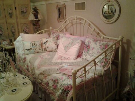 Kawaii Daybed, Coquette Daybed, Aesthetic Day Bed, Day Bed Aesthetic, Daybed Aesthetic, Pink Floral Room, Angelcore Room, Daybed Room Ideas, Antique Daybed