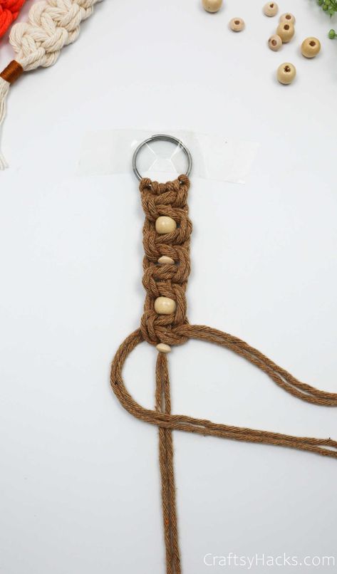 If you are wanting to upgrade your accessories on a low budget look no further than this adorable and easy DIY macrame keychain craft. Try this cool DIY macrame craft and enjoy having more stylish DIY accessories. Square Knot Keychain, Macrame Keychain Diy Tutorials, Macrame Keychain Diy, Diy Macrame Keychain, Easy Diy Macrame, Knot Keychain, Macrame Accessories, Keychain Craft, Macrame Keychain