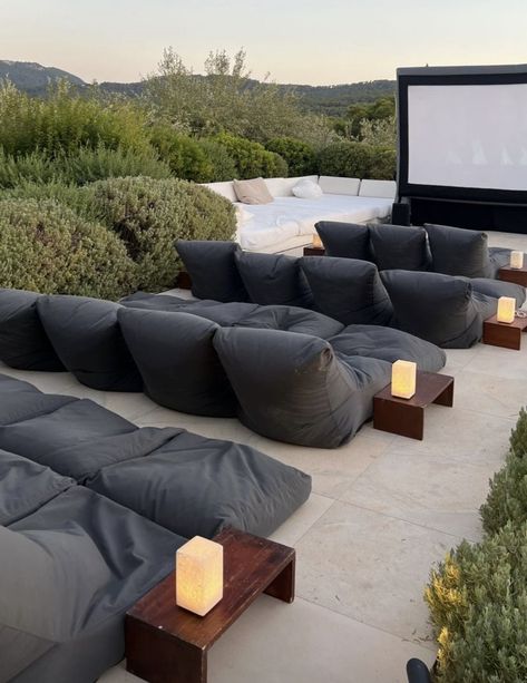 By Veronica Ferraro Outdoor Cinema Aesthetic, Backyard Theater Ideas, Outdoor Theater Ideas, Outdoor Movie Night, Outdoor Movie Theater, Outdoor Cinema, Outdoor Theater, Outdoor Movie, Party Dinner