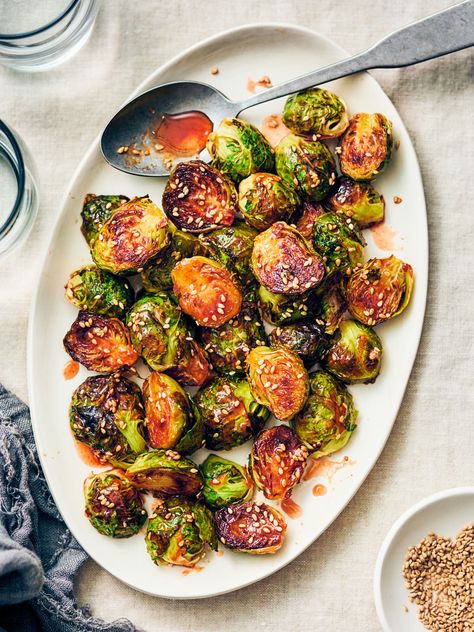 These maple sriracha brussels sprouts are bursting with flavor thanks to its sweet and spicy sauce. Caramelized, crispy edges, and easy to make! A delicious way to mix up your holiday routine—it'll be a hit at your table.(Vegan, Gluten Free) Smashed Brussels Sprouts, Maple Sriracha, Vegetable Side Dishes Healthy, Hungry Girl Recipes, Vegetable Side Dishes Recipes, Low Carb Sides, Low Carb Side Dishes, Brussels Sprouts Recipe, Veggie Side Dishes