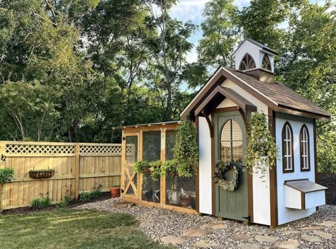 Vaughan House, Cute Chicken Coops, Chicken Coop Garden, Backyard Chicken Coop Plans, Backyard Chicken Farming, Coop Design, Chicken Coop Designs, Chicken Coop Ideas, Cute Chicken