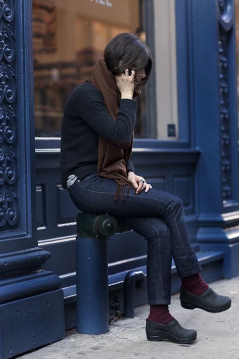 clogs | I've seen this image on a few blogs/boards about how cool Dansko can be.  ...cool?  Mono-tone does seem like a good idea. Dansko Clogs Outfit, Clogs Outfits, Clogs Outfit, Parisienne Chic, Dansko Clogs, Clogs Style, Mein Style, Style Crush, Looks Style