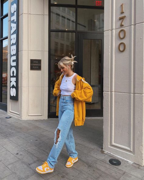 Ripped Mom Jeans Outfit, Mom Jeans Outfit, Oufits Casual, Ripped Mom Jeans, Streetwear Fits, Cold Outfits, Fashion Styles, Outfits Casuales, Fitness Inspo