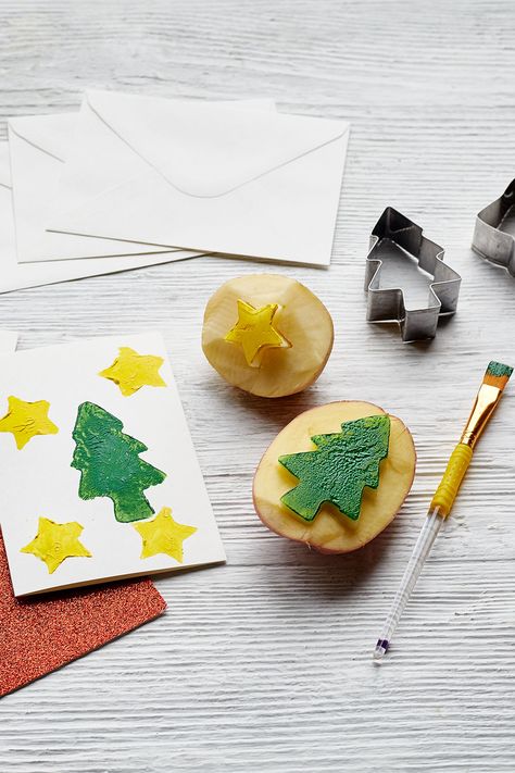 Potato Stamps Christmas, Christmas Potato Stamp, Potato Stamp Christmas, Potato Printing Kids, Christmas Cards Toddlers Can Make, Christmas Card Diy Kids, Toddler Christmas Card Ideas, Xmas Ideas Diy, Toddler Christmas Cards