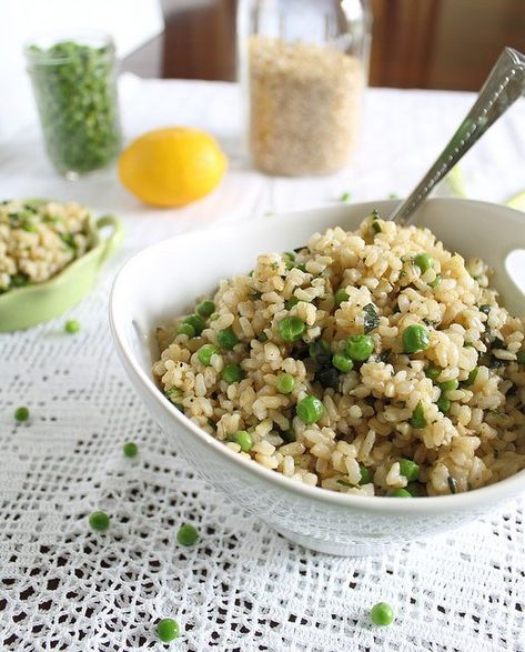 Basil brown rice Brown Rice And Peas, Rice With Lemon, Brown Rice Side Dish, Brown Rice Dishes, Brown Rice Pilaf, Side Dishes For Fish, Basil Recipes, Plant Based Whole Foods, Rice Side Dishes