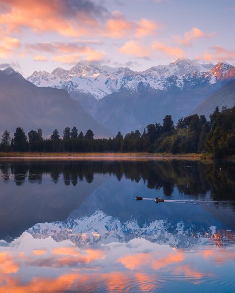 New Zealand Lakes, Reflection Pictures, New Zealand Landscape, Oceania Travel, Dream Vacations Destinations, Countries To Visit, New Zealand Travel, Aesthetic Photography Nature, Pretty Places