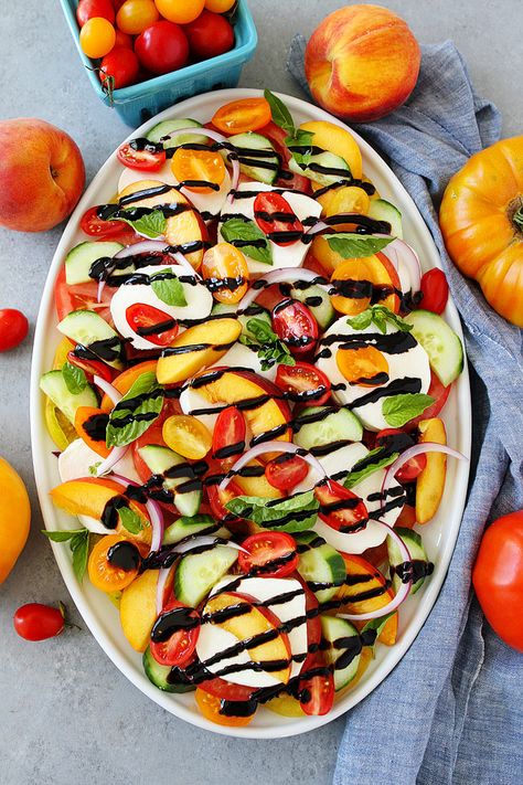 The Best Fresh Tomato Recipes! You will want to make them all! #tomato #tomatorecipes #tomatoes #summer #cooking #recipes #gardening Salad Caprese, Caprese Salad Recipe, Fresh Tomato Recipes, Easy Summer Dinners, Resep Salad, Fresh Fruit Salad, Recipes Summer, Cooked Veggies, Appetizer Salads