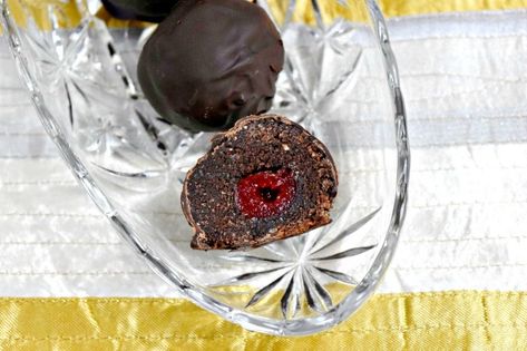 It’s the #FreakyFriday Winter Edition!  These Black Forest Rum Balls are full of chocolate and cherry flavors.  It's the perfect little dessert bite. They're a version of a recipe from Life Currents. #FreakyFriday #rumballs #cookietruffles #blackforest #choclate #cherry Jambalaya Recipe Crockpot, Black Cherry Rum, Black Dessert, Rum Balls, Cherry Brandy, Dessert Bites, Bite Size Desserts, Chocolate Covered Cherries, Cherry Recipes