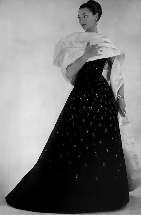 Pierre Balmain Couture, Balmain Haute Couture, Balmain Couture, 1950s Glamour, 50's Fashion, Vintage Evening Gowns, Balmain Collection, Fashion Archive, Antique Clothing