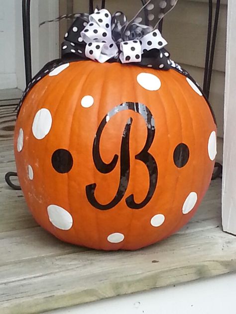 Easy vinyl decorating on a pumpkin Small Pumpkin Decorating Ideas, Cute Painted Pumpkin Ideas, Hello Kitty Pumpkin, Girls Night Crafts, Halloween Pumpkin Crafts, Creative Pumpkin Decorating, Creative Pumpkin Painting, Halloween Front Porch Decor, Hand Painted Pumpkin