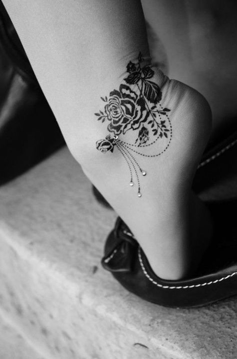 ankle-lace-tattoo                                                                                                                                                                                 More Flip Flop Tattoo, Tatoo 3d, Lace Tattoo Design, Ankle Tattoo Designs, Tato Henna, Tattoo Trend, Black Rose Tattoos, Awesome Tattoo, Lace Tattoo