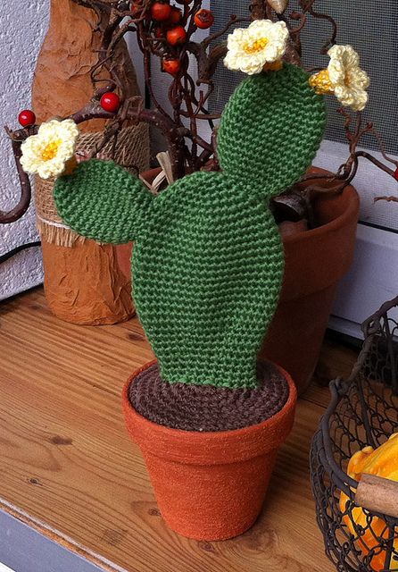 Opuntia cactus | free pattern in german and english :D | Kerstin | Flickr Opuntia Cactus, Crochet Succulent, Cactus Craft, Diy Fleur, Amigurumi Minta, Crochet Cactus, Pola Amigurumi, Crochet Plant, Pola Gelang