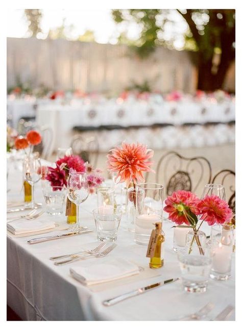 Dahlia Centerpiece, Pretty Wedding Centerpieces, Bud Vases Wedding, Dahlia Wedding, Bud Vase Centerpiece, Dahlias Wedding, Simple Wedding Flowers, Wedding Table Flowers, Wedding Vases