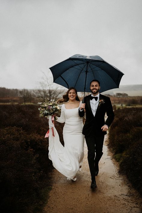 Rainy Peak Distcit Wedding photos - Couple Portraits | Rainy Wedding Day Photos Cloudy Day Wedding Photos, Rainy Wedding Portraits, Raining Wedding Photos, Rainy Day Wedding Photos, Wedding Rain Photography, Rainy Day Wedding Pictures, Rain Wedding Photos, Mom Photoshoot, Rain On Wedding Day