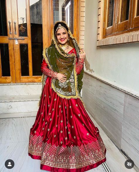 Darbari Choli, Rajasthani Look, Lehenga Color Combinations, Rajasthani Poshak, Jay Mataji, Rajasthani Bride, Wedding Outfits For Family Members, Rajasthani Dress, Rajputi Dress