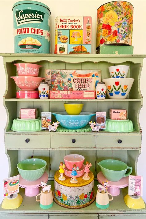 Pyrex Display, Vintage Vignettes, Kitschy Kitchen, Living Vintage, Vintage Display, Vintage Kitsch, Vintage Kitchen Decor, Curated Vintage, Shelf Styling