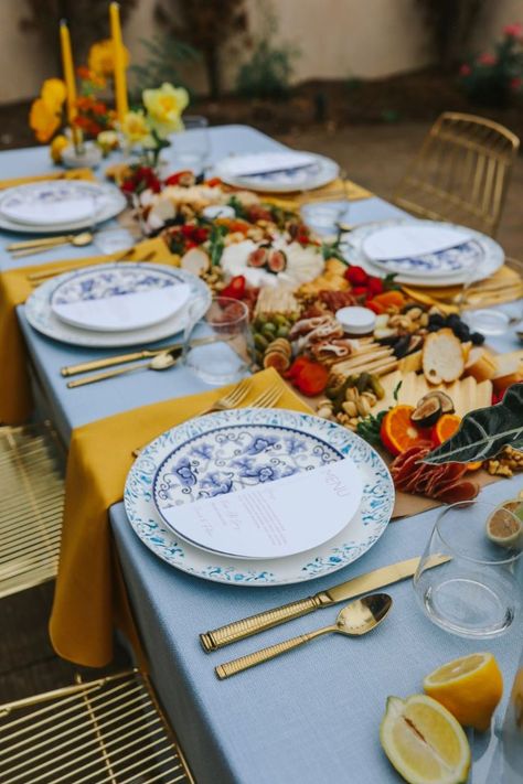 Blue and white place setting with mustard linens and gold hardware Table Settings Italian, Tuscan Wedding, Wedding Place Settings, Italian Style, Event Planning, Table Settings, Wedding Inspiration, Fresco