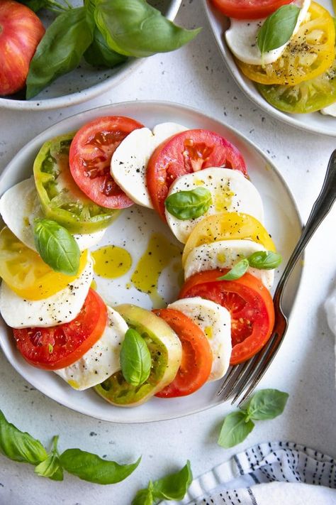 Caprese Salad -slices of juicy, ripe tomatoes, creamy mozzarella, fresh basil leaves, and olive oil. #vegetarian #glutenfree #caprese #capresesalad #Italianfood #appetizer #salad #saladrecipe Salad Recipes Gluten Free, Appetizer Salad, Caprese Salad Recipe, Light Dinner Recipes, Gluten Free Salads, Caesar Salad Recipe, Dinner Appetizers, Fun Easy Recipes, Ripe Tomatoes