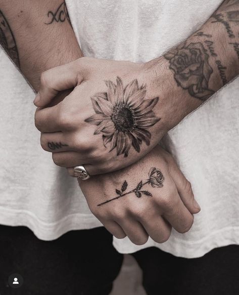 People With Tattoos, Herren Hand Tattoos, Rose Tattoos For Men, Torso Tattoos, Flower Tattoo Shoulder, Sunflower Tattoos, Greek Tattoos, Detailed Tattoo, Hand Tattoos For Guys