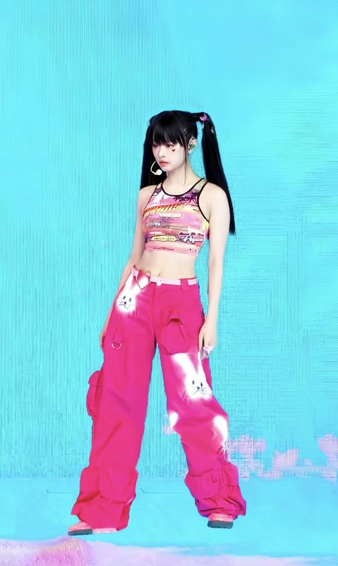 hanni looks on Twitter: "look at her https://t.co/cPmNLFVRwb" / Twitter J Pop Idol Outfits, New Jeans Powerpuff, Jeans Drawing, Hanni Pham, Powerpuff Girl, New Jeans Style, Korean Pop, Stage Outfits, Kpop Outfits